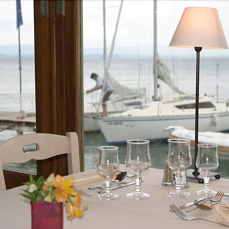 Hotel De La 3*